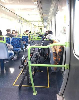 澳自行车手占用列车残疾人座位停车 网友褒贬不一